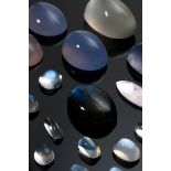 Mixed lot of various unset gemstones: 1 labradorite cabochon (approx. 9.8ct), various rose quartz, 