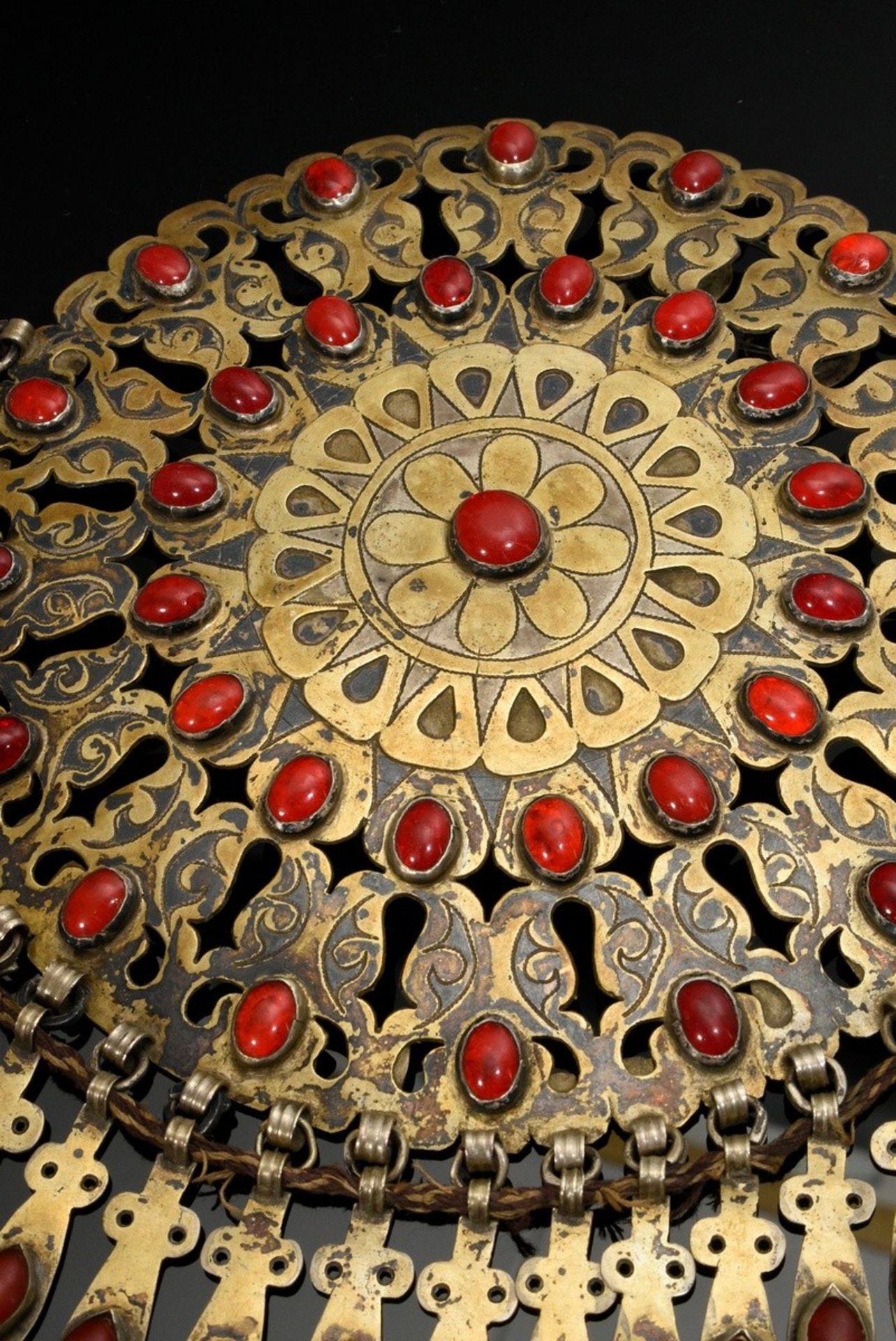 Large Tekke Turkmen chest ornament plate "Schelpeli Gülyaka" vegetabil open-work with red concentri - Image 2 of 5