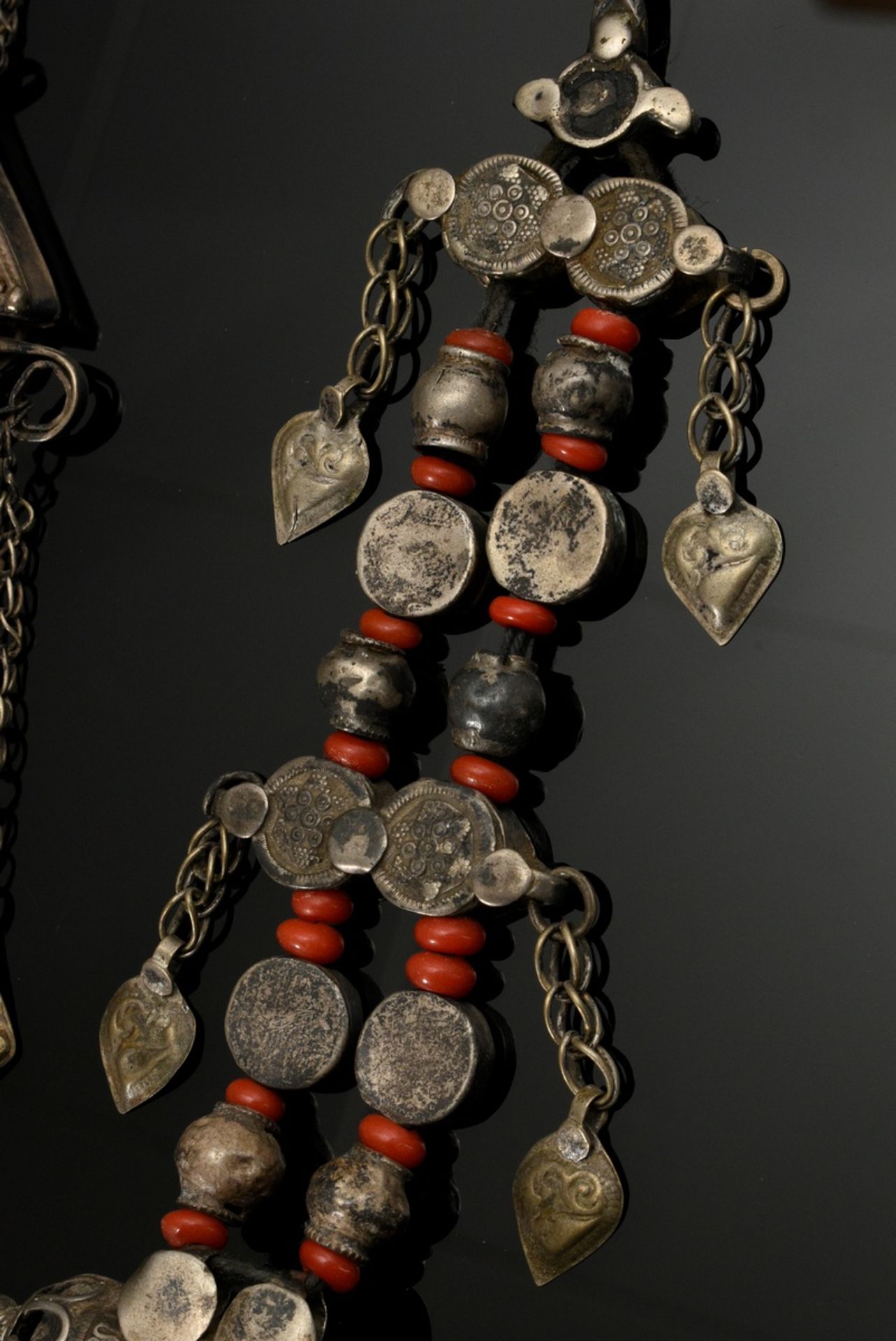 4 Various pieces of Tajik jewelry, consisting of: openwork disc (Ø 8cm), triangular pendant (l. 15c - Image 6 of 9
