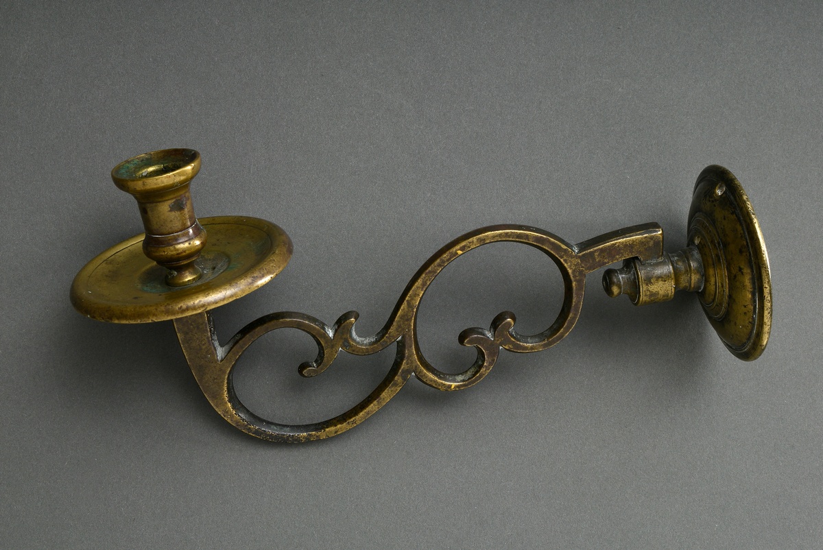 Bronze Wandapplike mit Volutenarm und schlichter Tropfschale, 18.Jh., 13x8,5x28cm - Bild 2 aus 7