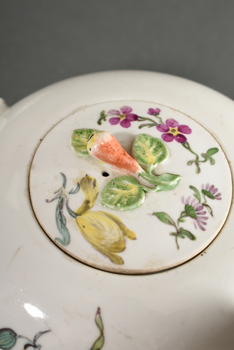 8 Various early porcelain pieces with fine polychrome flower painting, 1st half 18th c., consisting - Image 18 of 25