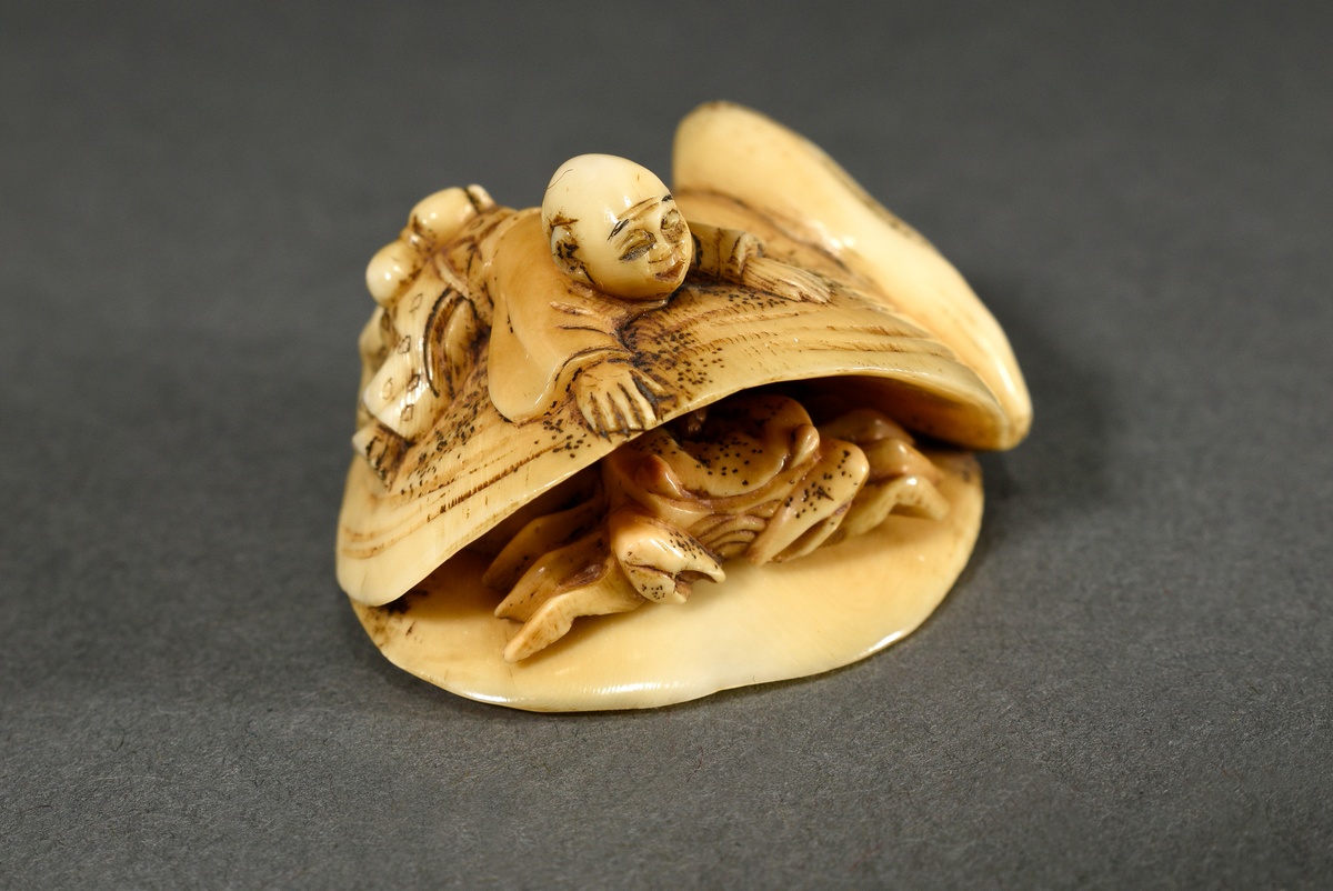 Ivory netsuke "Man on shell with moving crab", sign. Ryomin 凌民, mid-19th century, 2.5x4x3.3cm, rest