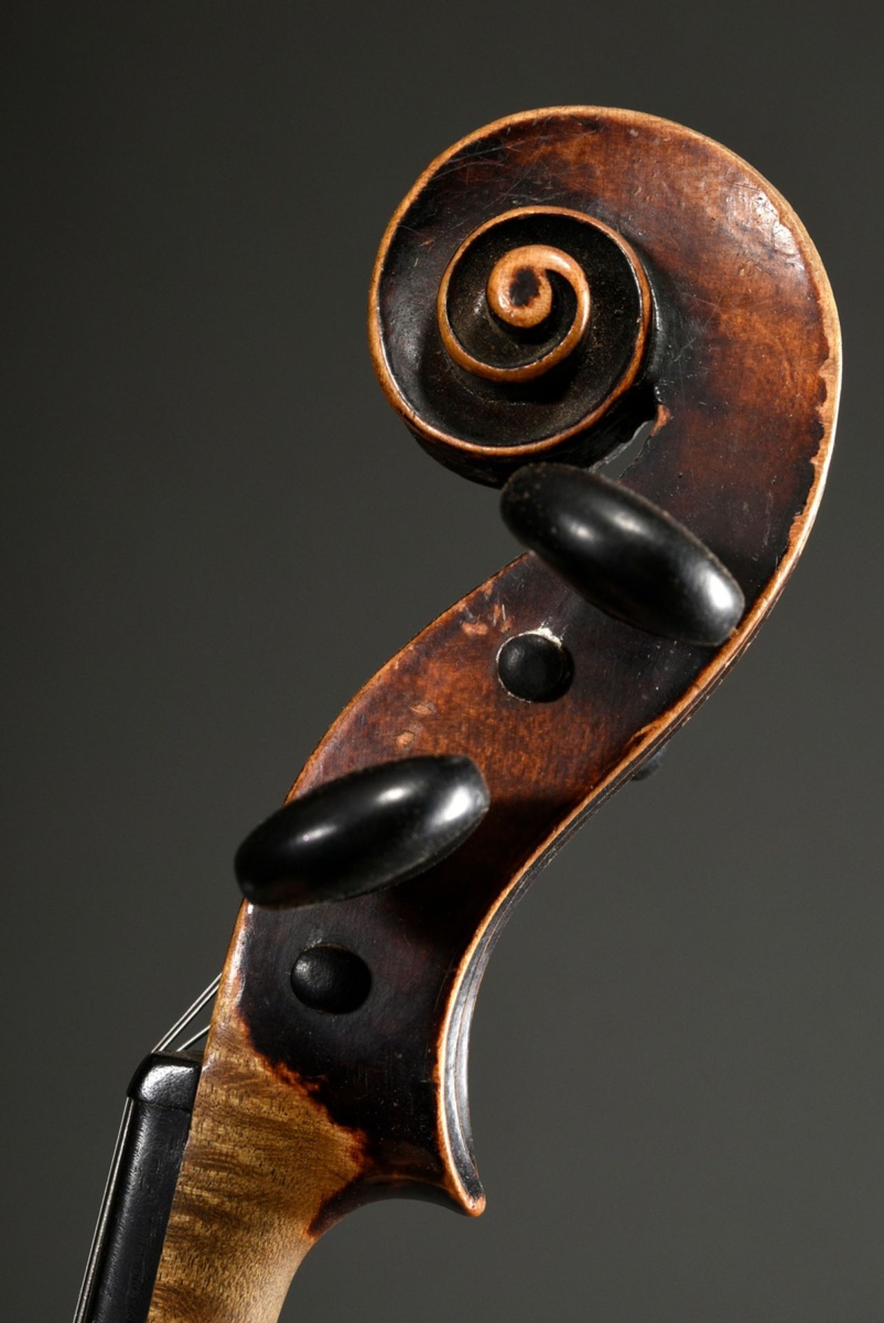 Deutsche Geige, wohl Sachsen um 1900, ohne Zettel, geteilter und leicht geflammter Boden, spielbar, - Bild 5 aus 8