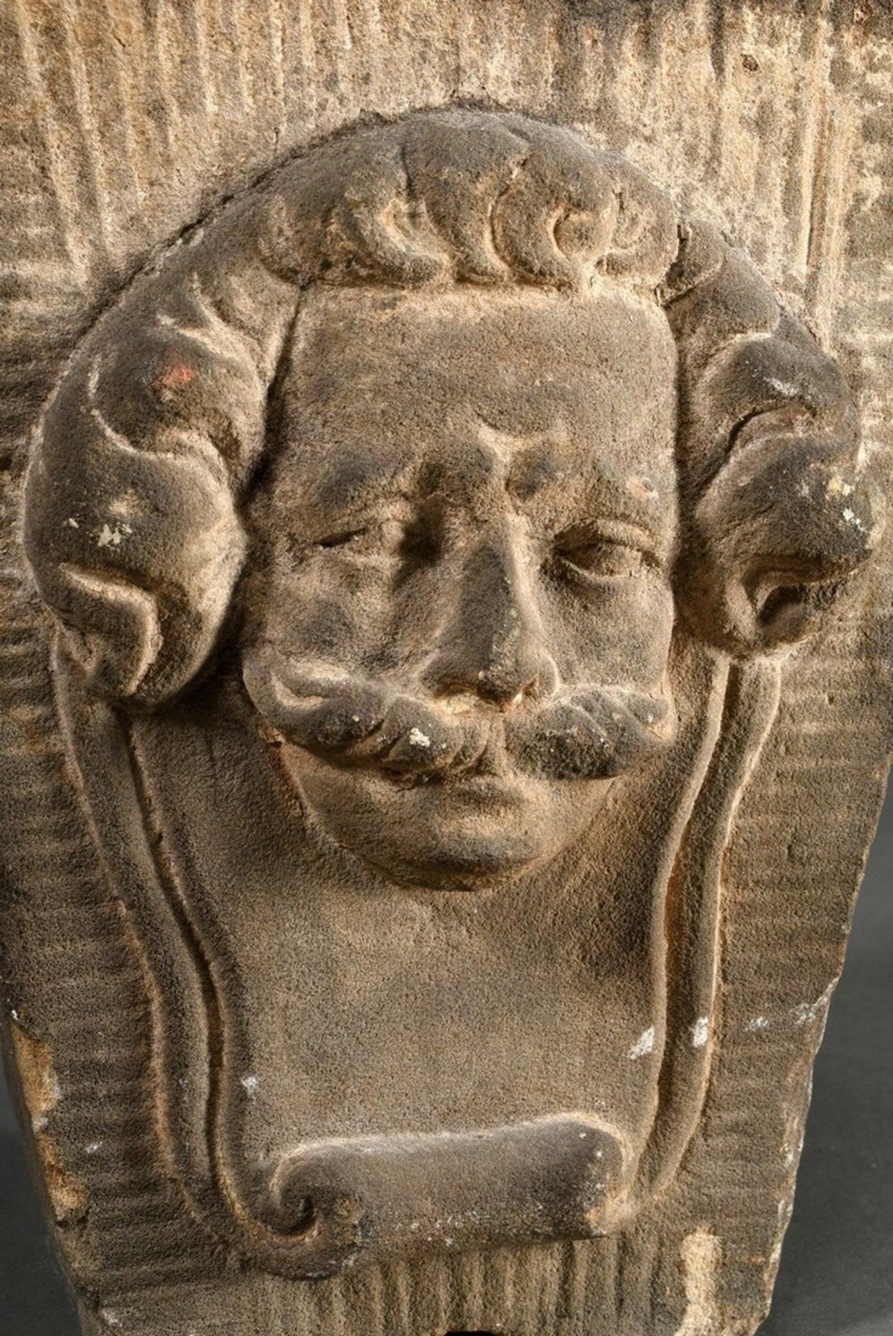 Barocker Schlussstein mit Maskaron "Bärtiger Mann", Sandstein, 1. Hälfte 18.Jh., 25,5x22,5x13cm - Bild 2 aus 3