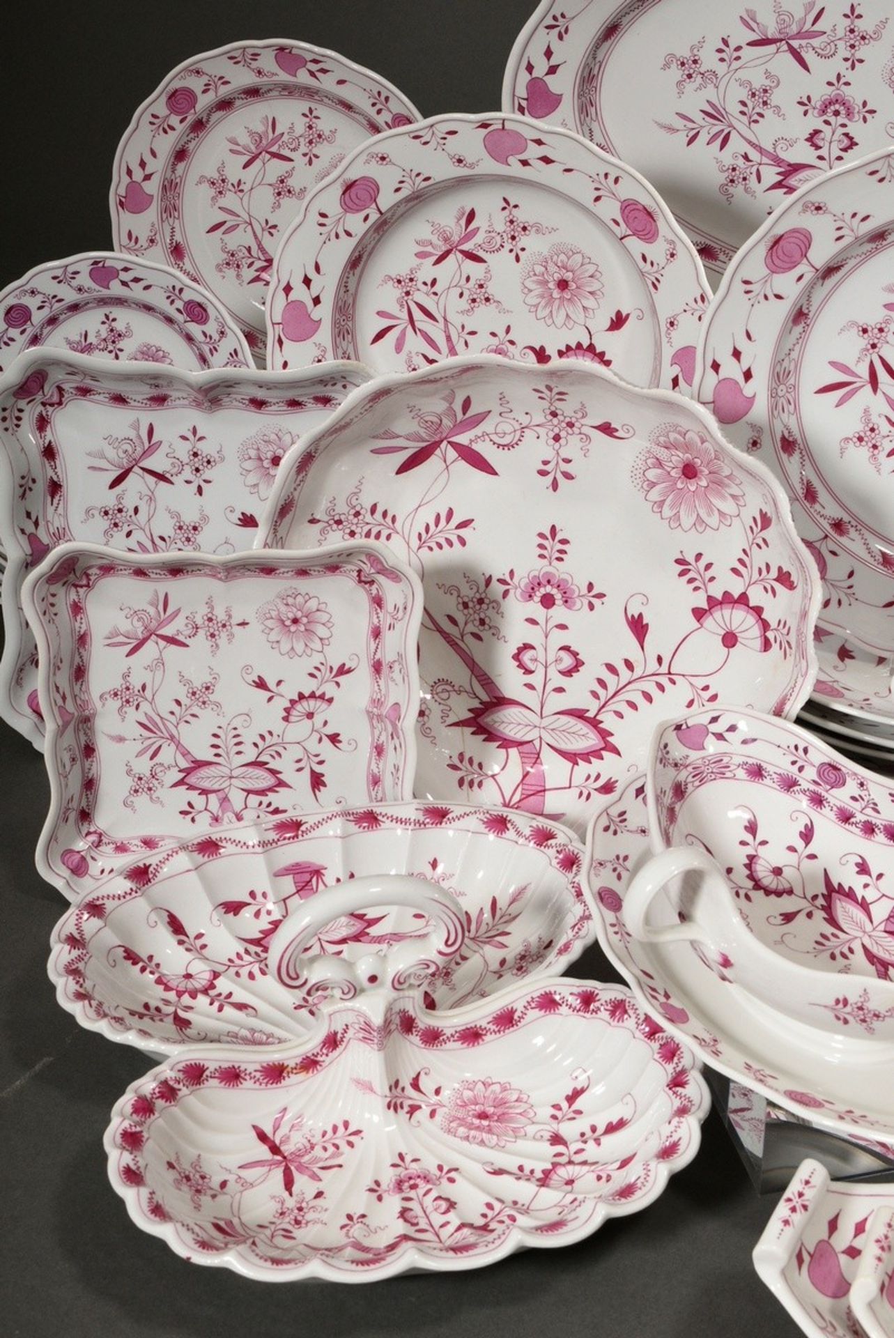 65 Pieces rare Meissen dinner service "Zwiebelmuster Pink", custom made around 1900, consisting of: - Image 8 of 27
