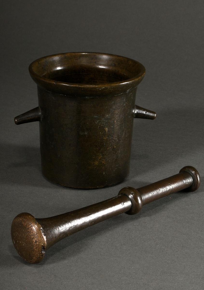 Archaic mortar with two downward-pointing rod-shaped handles and pestle, 17th century, h. 14cm, Ø 1 - Image 2 of 6