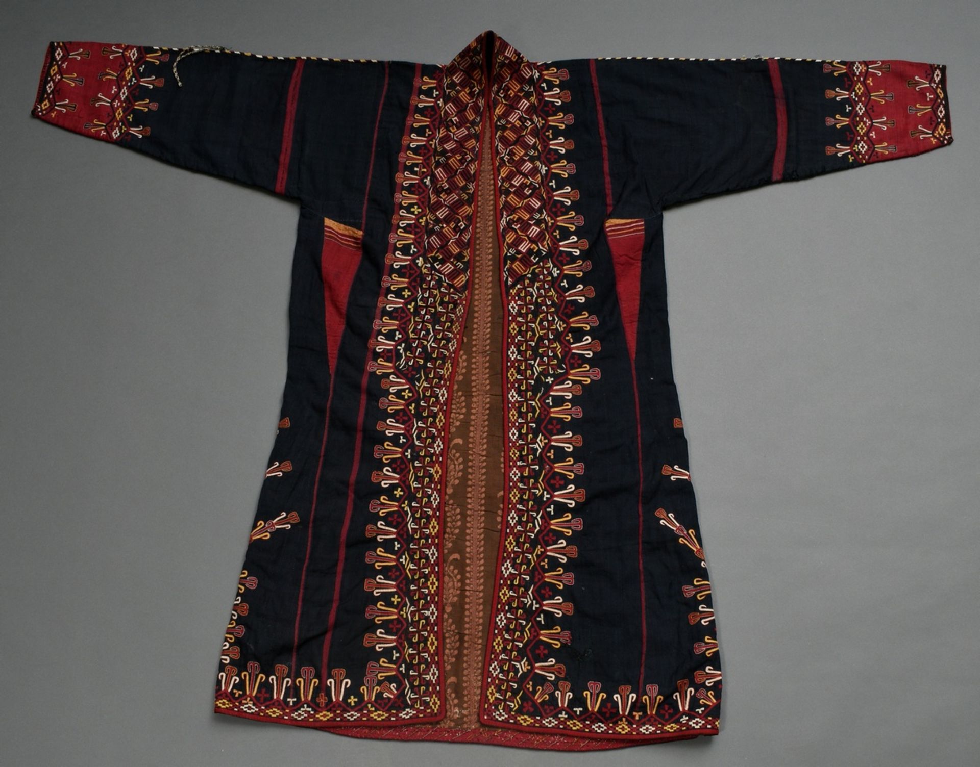 Turkmenischer Tschirpi Frauenmantel mit farbigen Stickereibordüren auf schwarzer Baumwolle, Futter 
