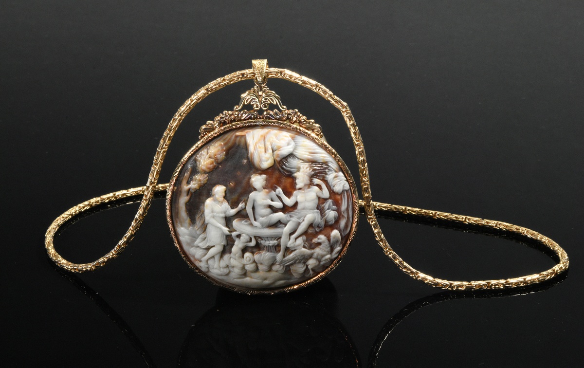 Yellow gold 585 necklace with finely cut horn cameo "mythological scene" in floral setting (37g, 6. - Image 2 of 7