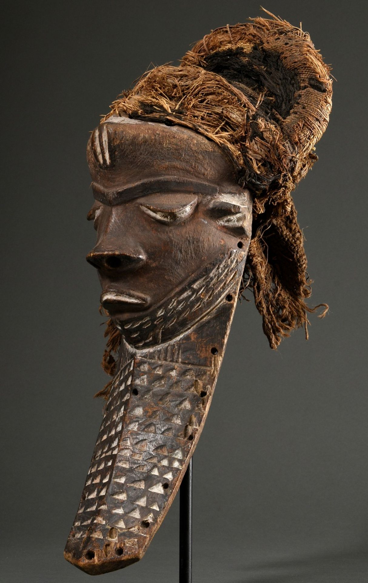 Kiwoyo Maske der Pende, Zentral Afrika/ Kongo (DRC), frühes 20.Jh., Holz mit Pigmentspuren und Pfla - Bild 3 aus 19