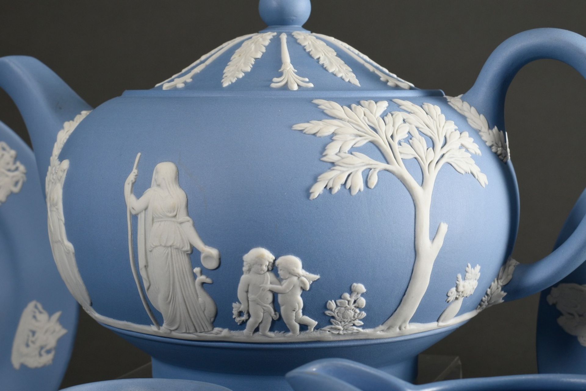 29 Teile Wedgwood Jasperware Teeservice mit klassischen Bisquitporzellan Reliefs auf hellblauem Fon - Bild 5 aus 9