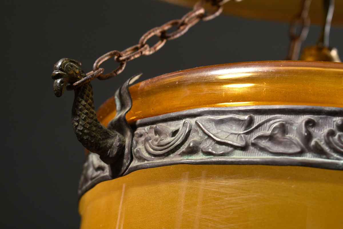 Amber-coloured glass stable lantern with brass chains, frosted inside, 19th century, h. 35cm, Ø 20c - Image 4 of 4