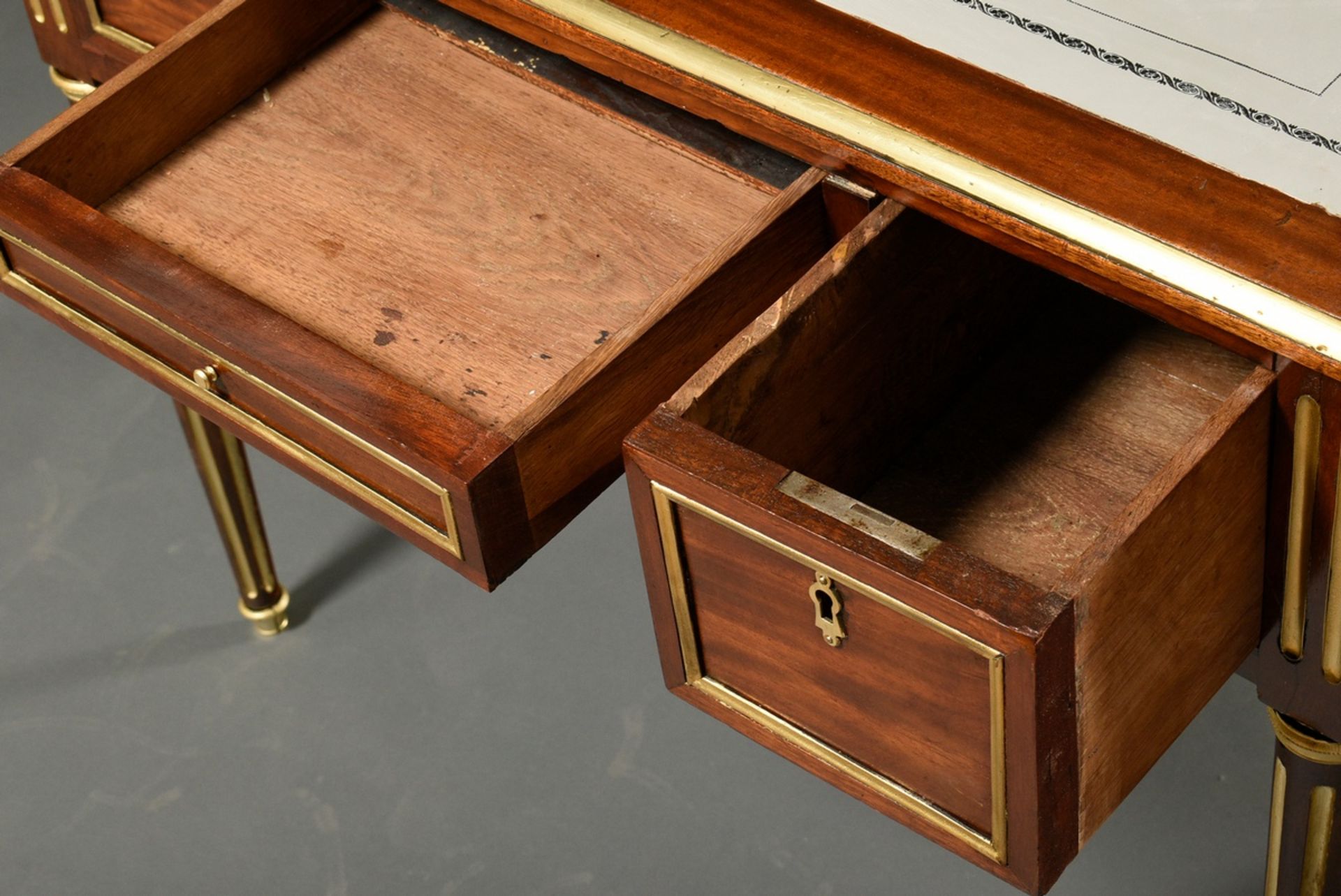 Classicist lady's desk with 3 drawers in the frame on fluted legs, mahogany with gilded brass inlay - Image 5 of 5