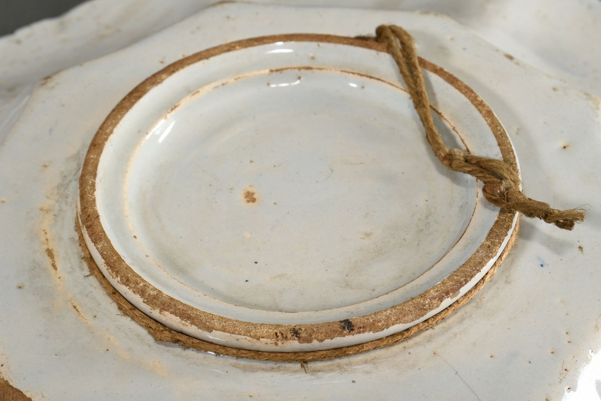 Faience humpback plate with chinoiserie decoration in blue painting, probably Frankfurt, 18th centu - Image 4 of 8