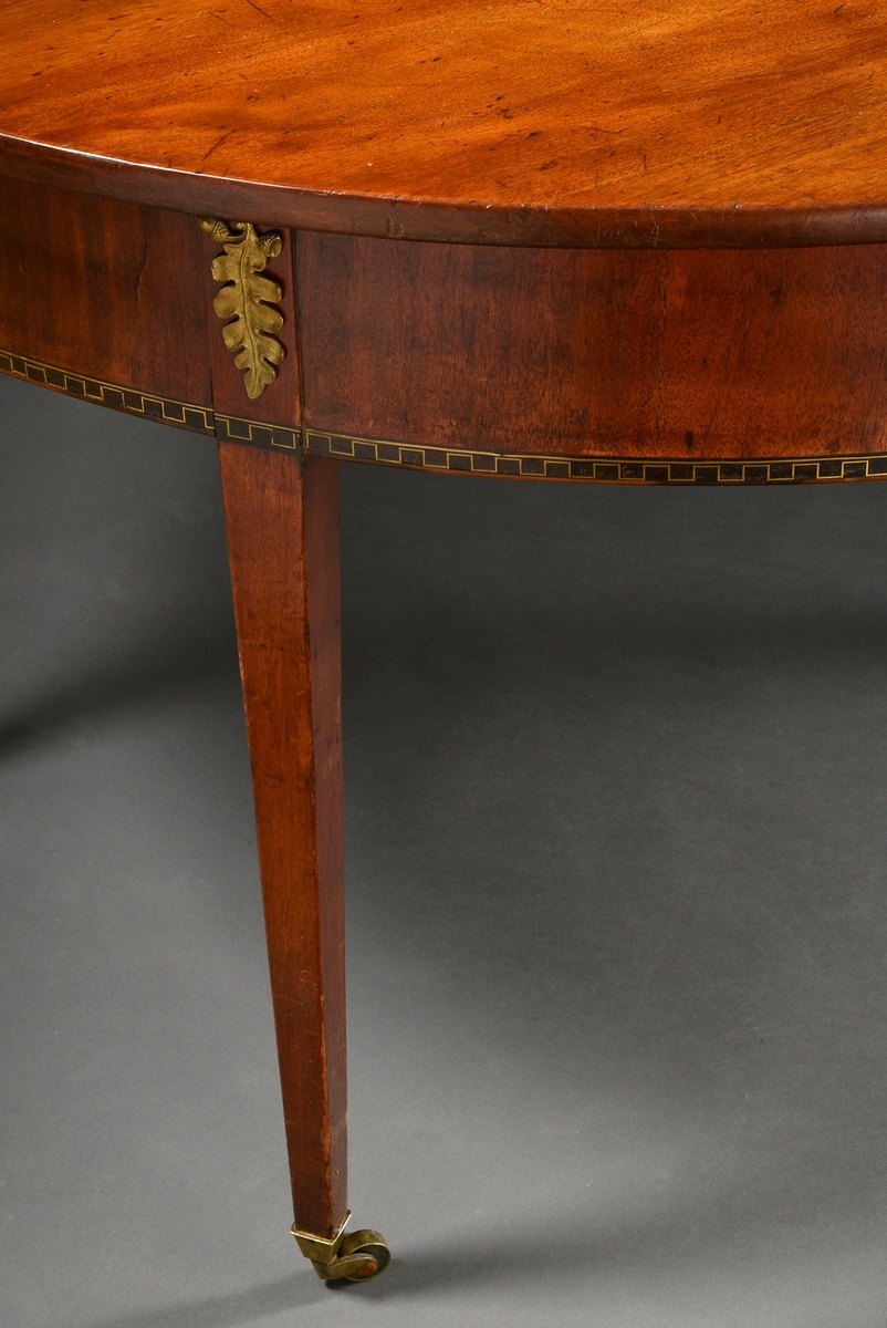 Classic extending table on straight pointed legs with castors and oak leaf brass fittings as well a - Image 3 of 5