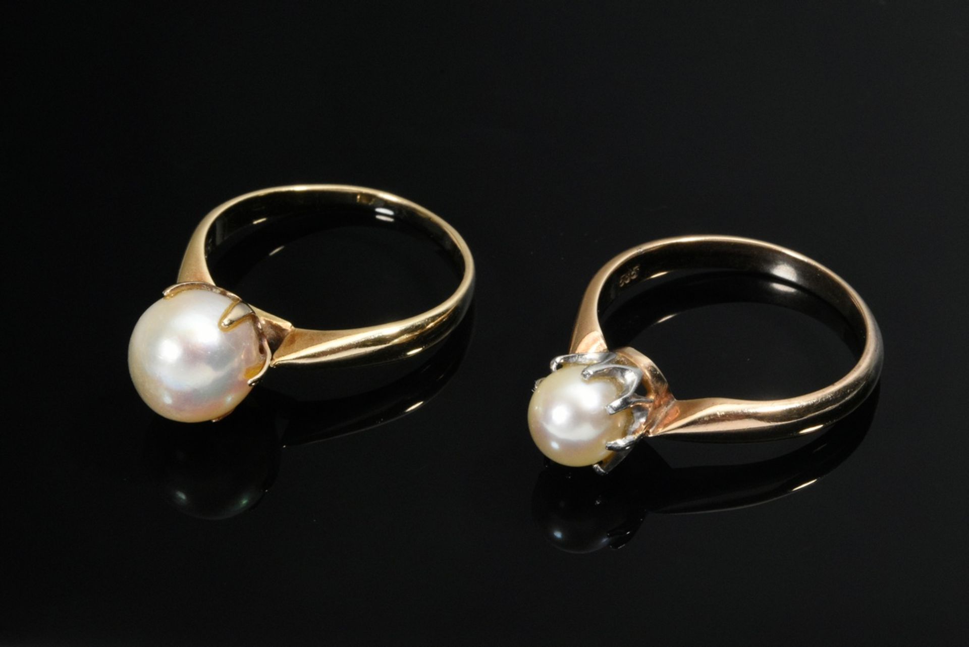 2 Various yellow gold 585 cultured pearl rings: 1x (Ø 9.1mm, size 56) and 1x with white gold crown 