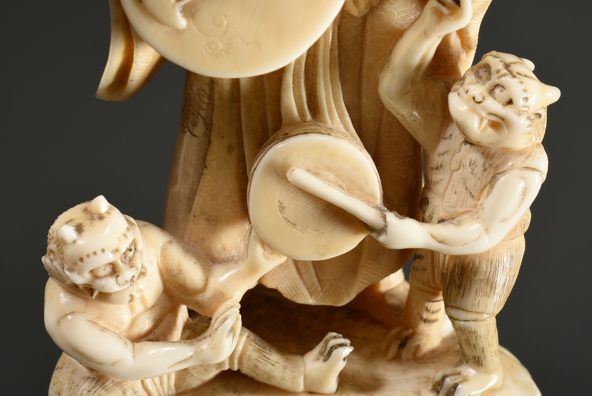 Elfenbein Okimono "Chinesischer Weiser mit Mondlaute begleitet von zwei trommelnden Onis", partiell - Bild 6 aus 8
