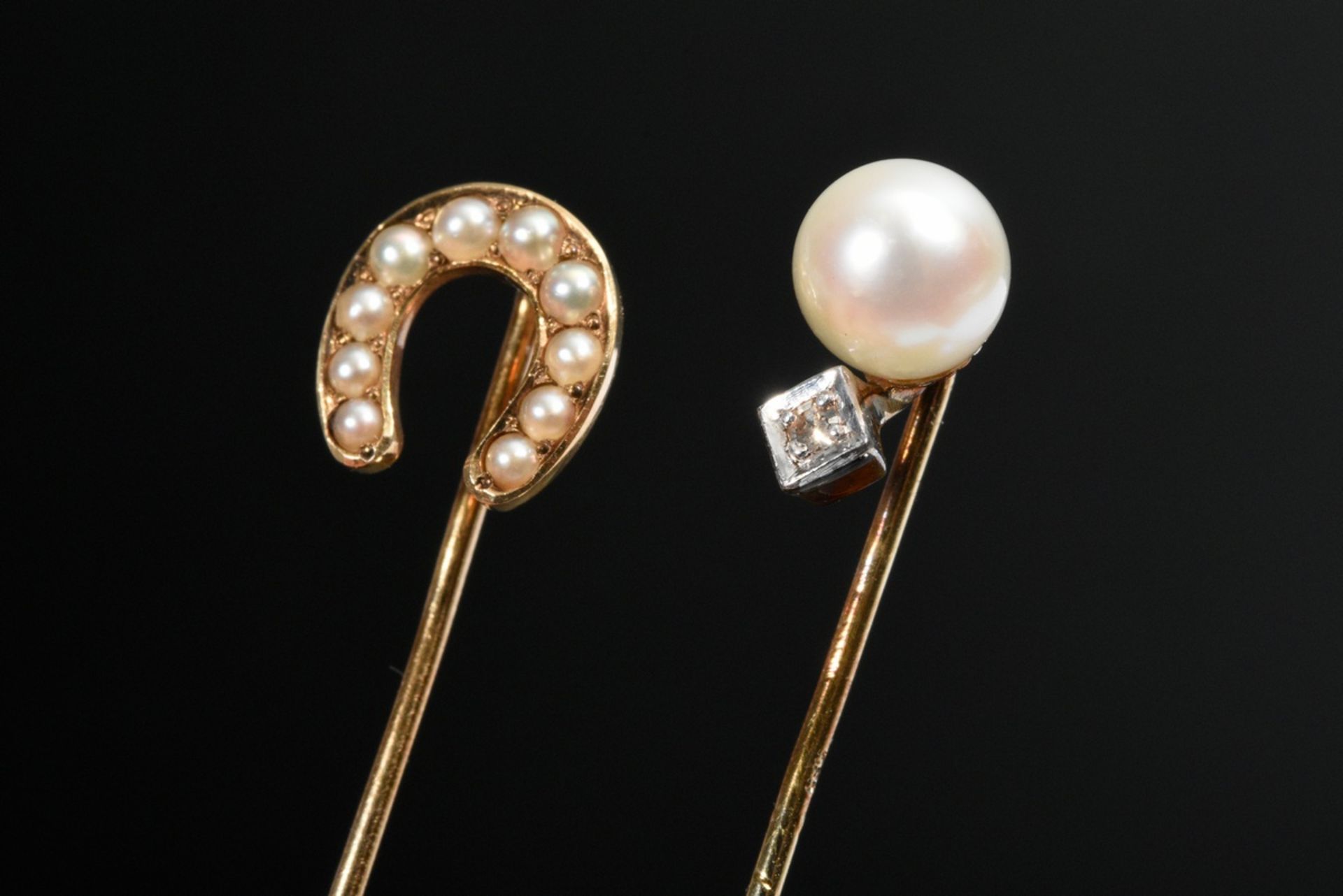 2 Various yellow gold 585 tie pins: 1 horseshoe with seed pearls (Ø 9mm) and 1 needle with oriental
