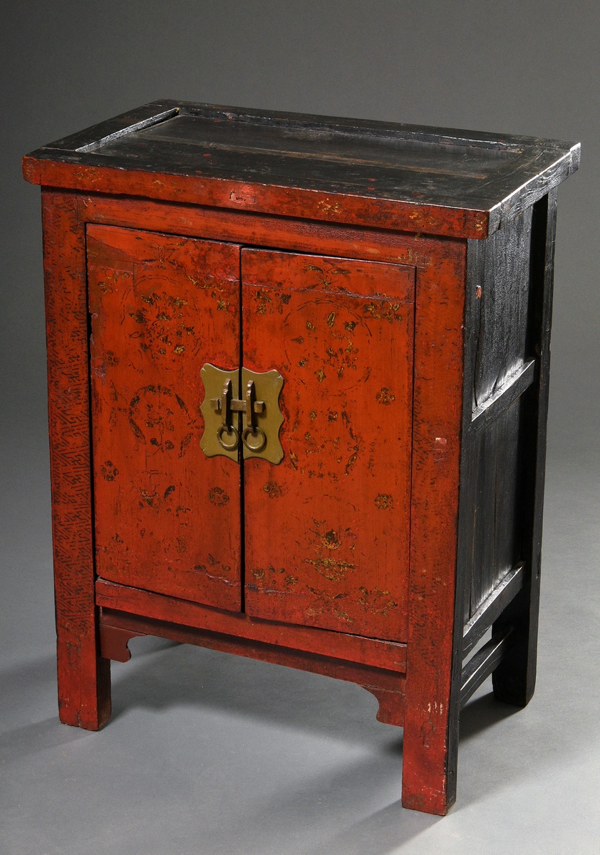 Small Chinese console cabinet with double door on square legs, red lacquer with floral painting, Ch - Image 2 of 9