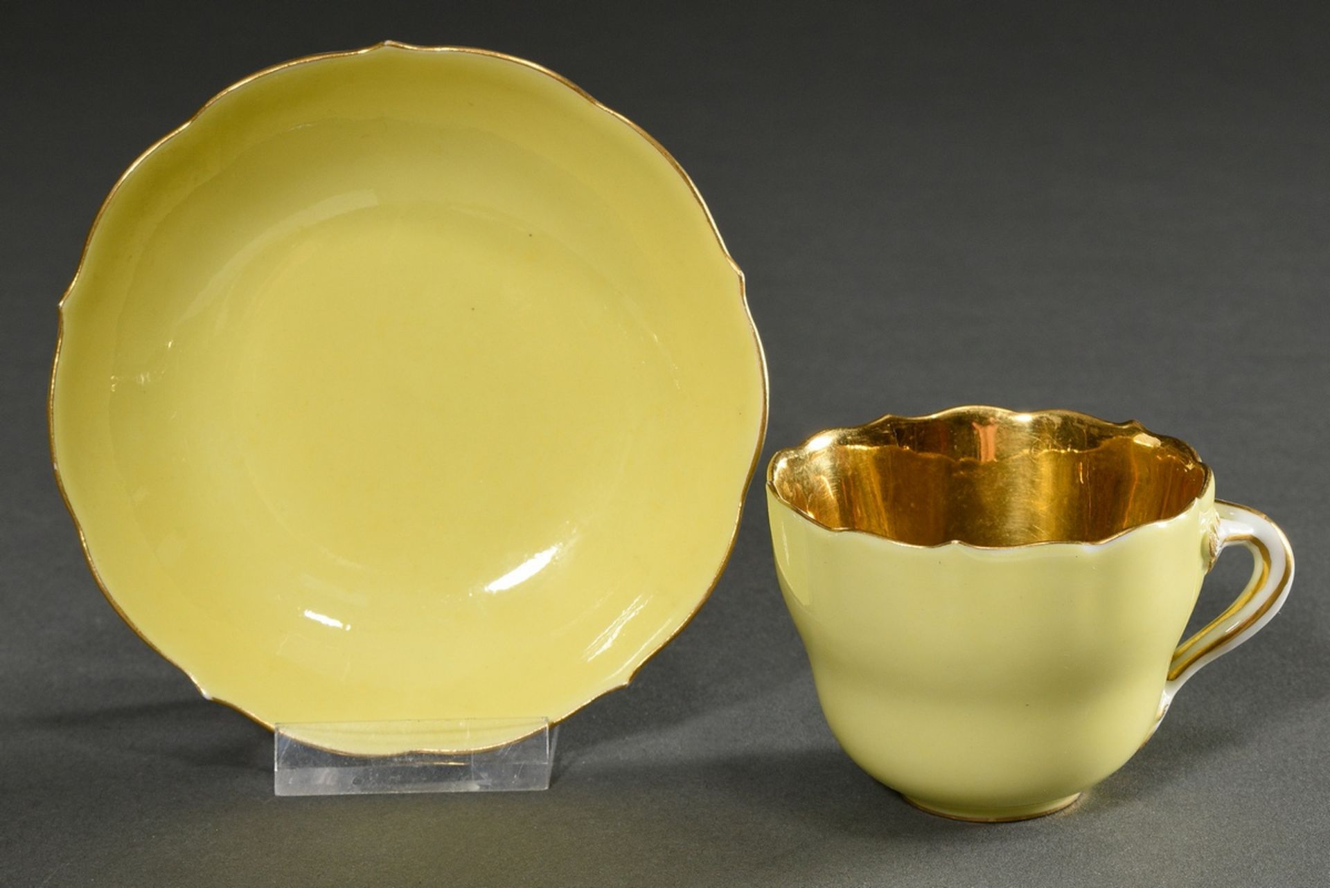 Meissen demitasse cup/saucer in monochrome lemon yellow, gilded inside, 1924-1934, h. 5cm, min. rub