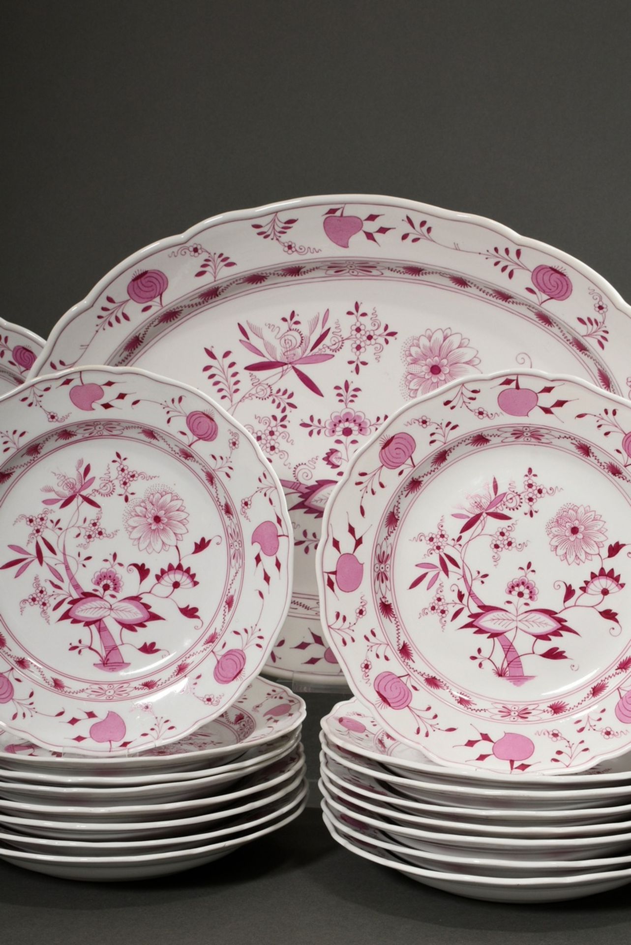 65 Pieces rare Meissen dinner service "Zwiebelmuster Pink", custom made around 1900, consisting of: - Image 17 of 27