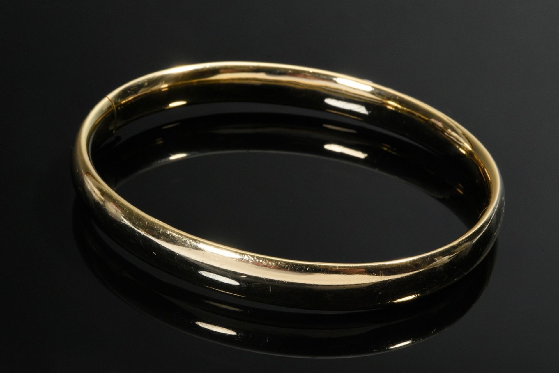Oval smooth yellow gold 750 hinged bangle with brilliant-cut diamonds (approx. 1.20ct/VSI/TW) set i - Image 3 of 4