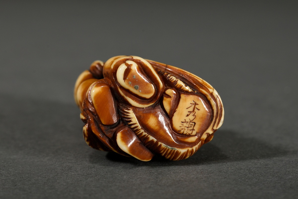 Pottwal Zahn Netsuke "Frau mit Drachenschildkröte und Mann" (Urashima Tarō und Otohime?), sign. Hid - Bild 4 aus 4