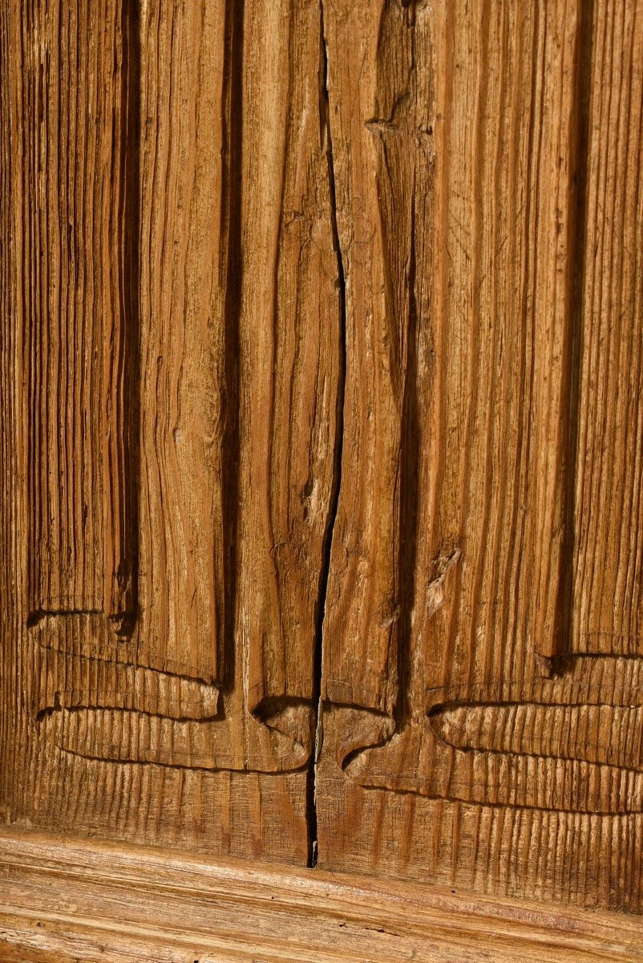 2 Eichen Türen mit Faltwerk Reliefschnitzereien in gotischer Façon in den Füllungen, Nadelholz, Mes - Bild 5 aus 9