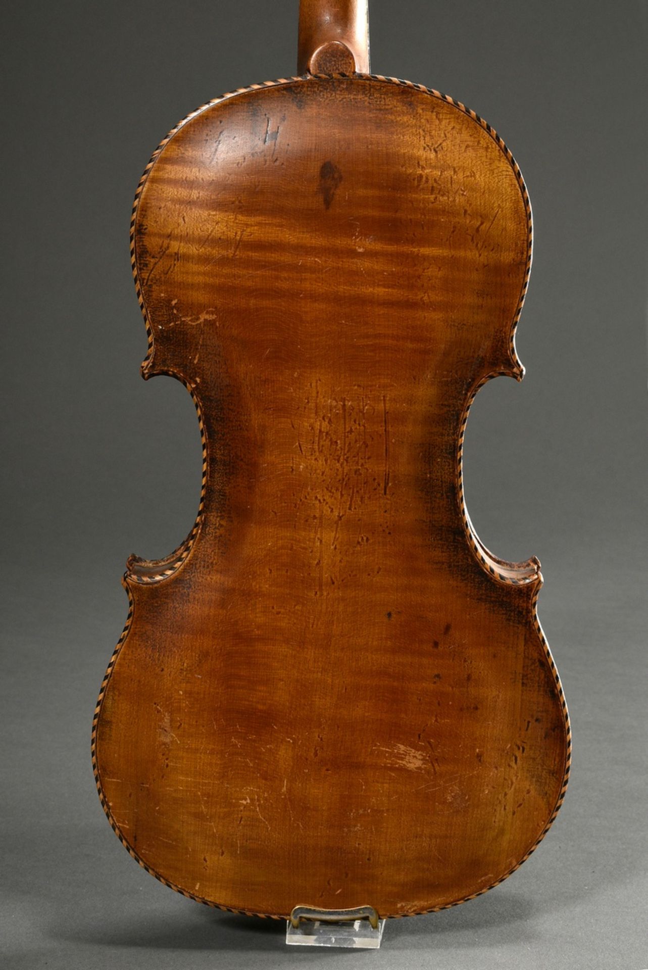 Historisierende Geige, Deutsch um 1900, ohne Zettel, einteiliger Boden, umlaufendes Streifenband, B - Bild 4 aus 11