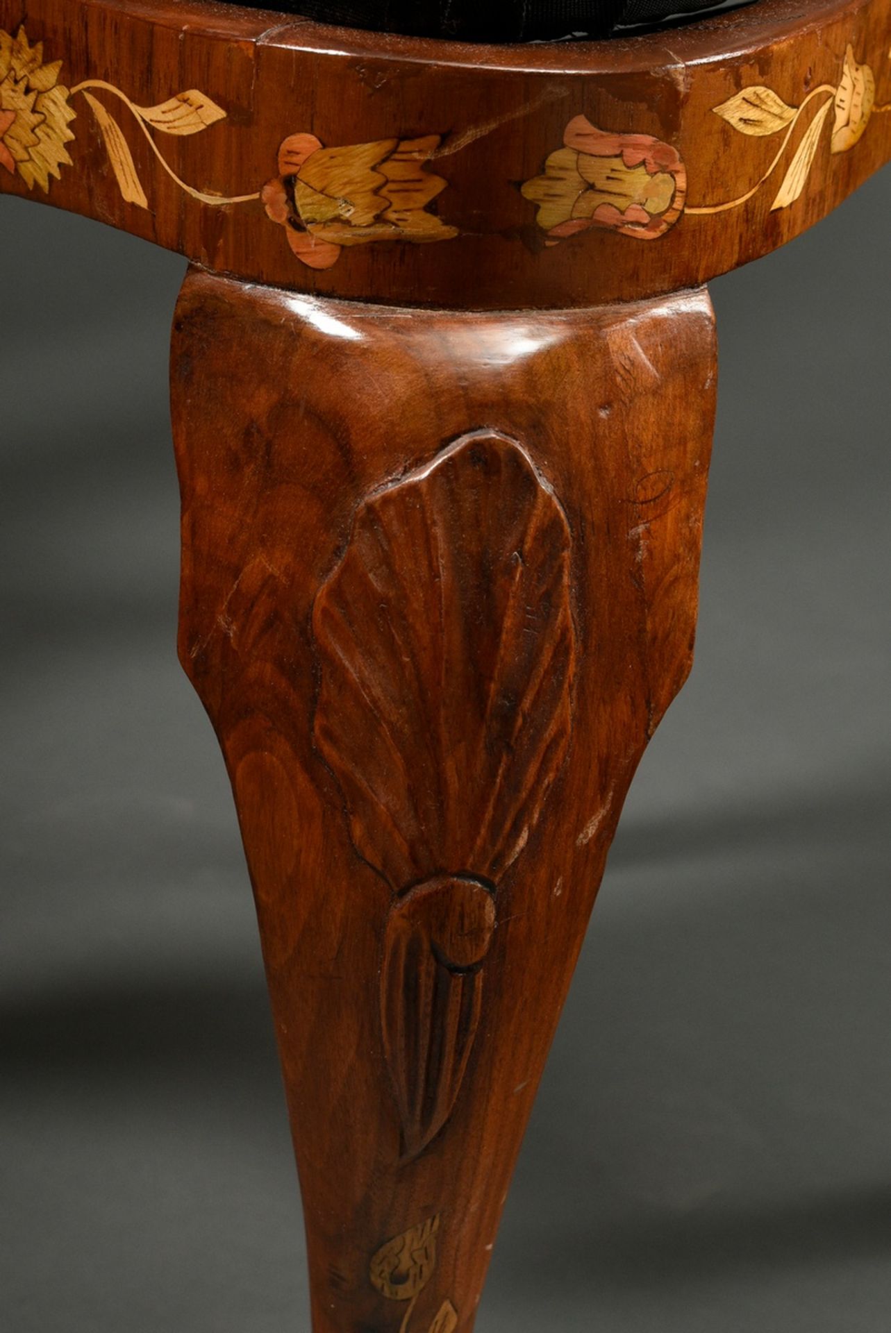 Paar Barockstühle mit aufwendig intarsierten Gestellen "Blumenkorb und -vase mit Vogel" auf geschwe - Bild 6 aus 11