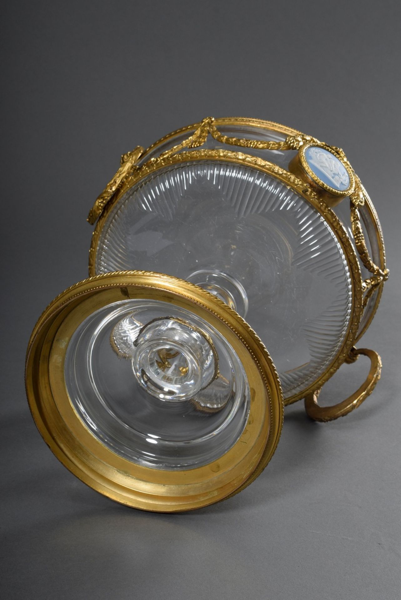 Dekorativer Glas Tafelaufsatz mit Ormolu Fassung im Louis XVI Stil sowie zwei Wedgwood Medaillons u - Bild 7 aus 9