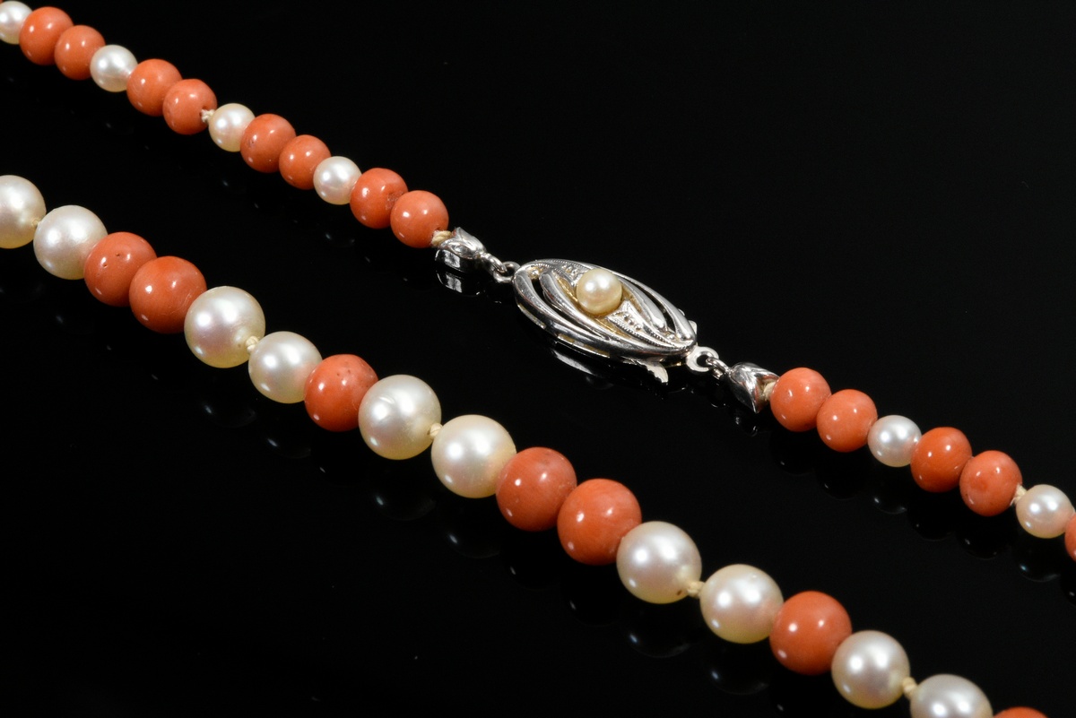 Long, continuous coral and cultured pearl necklace (Ø 4.3-6/3.7-6.2mm) with small yellow and white  - Image 2 of 2