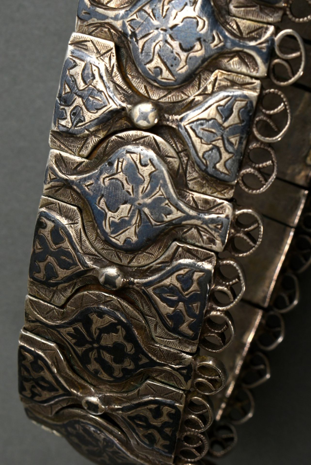 Caucasian women's belt with tendril decoration in niello work and fine chasing, soldered wire loops - Image 4 of 6