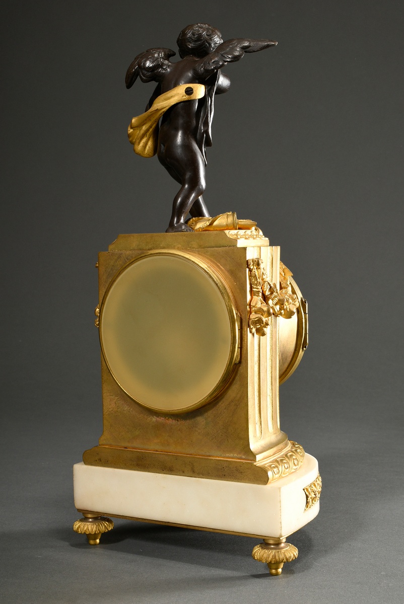 Small fire-gilt column pendulum in Louis XVI style with sculptural top "Cupid" in bronze on a marbl - Image 5 of 9