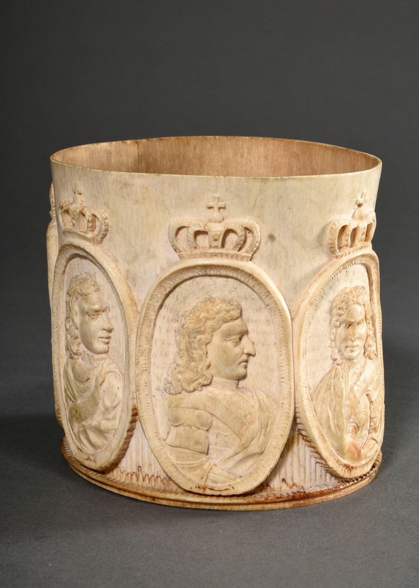 Elfenbein Wandung oder Mantel eines Kurfürsten Humpens mit 7 Herrscherportraits in ovalen Reliefkar