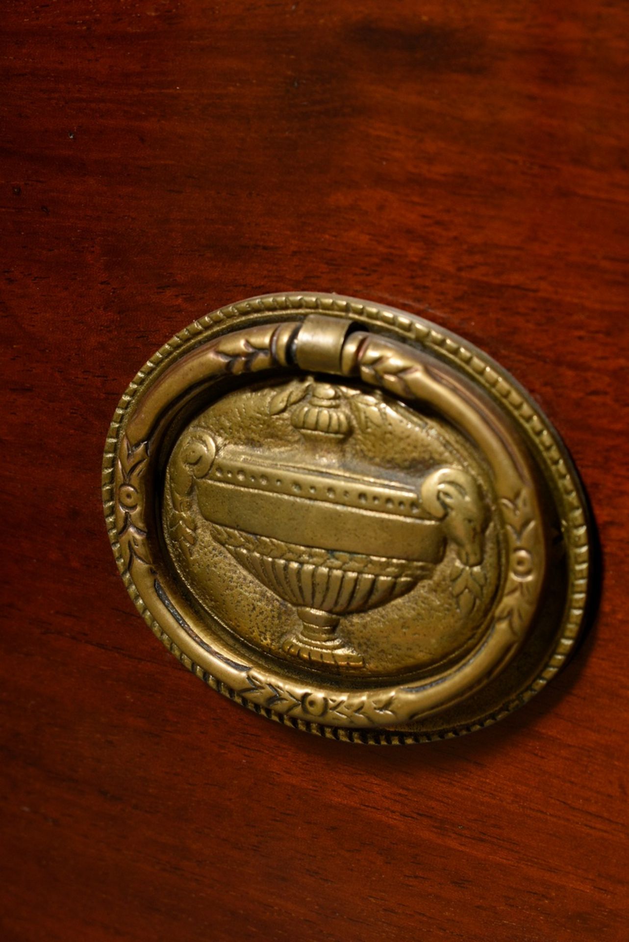 Schlichte George III Kommode mit gerundeten Ecken und intarsierten Kanneluren, Original Bronze Besc - Bild 5 aus 9