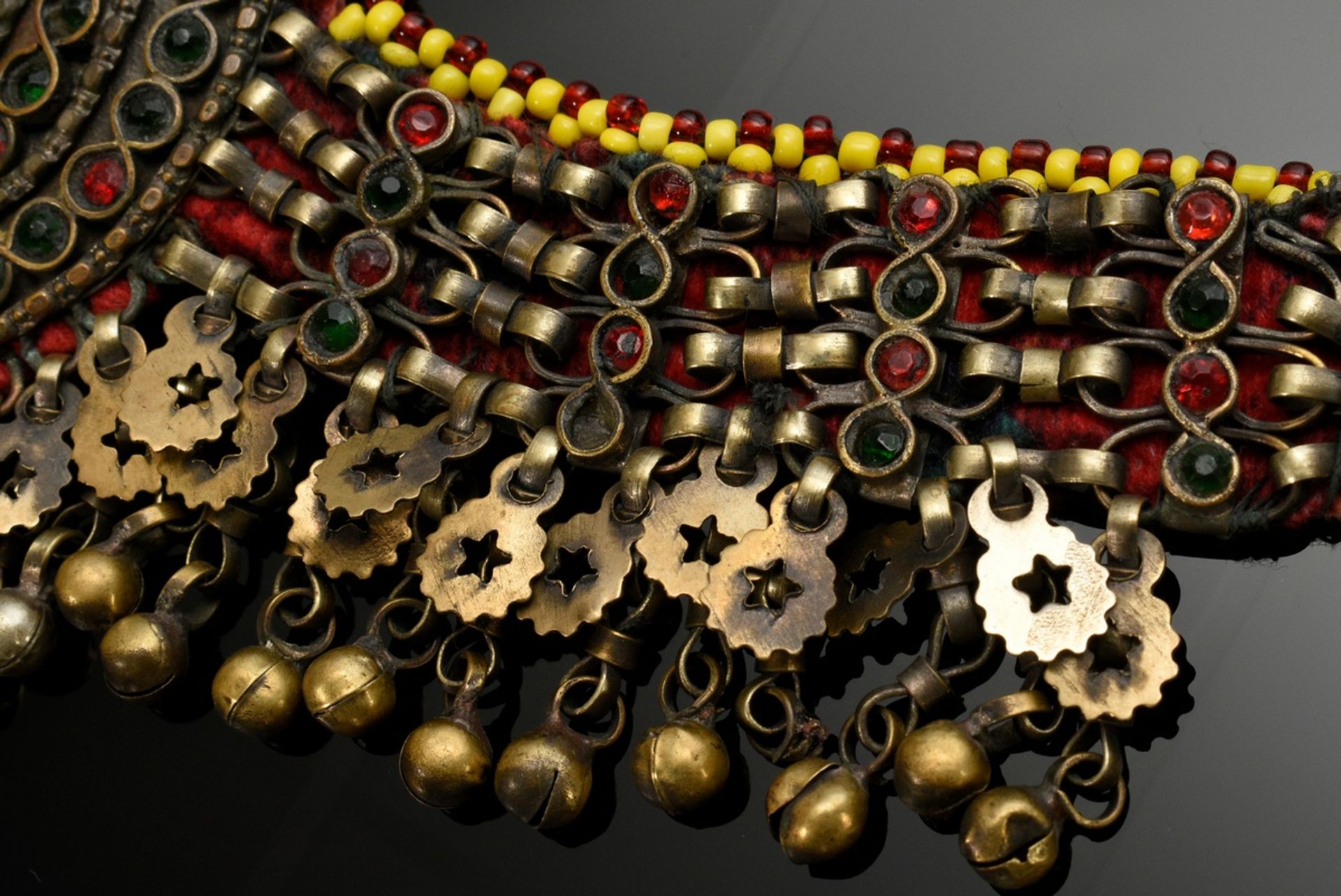 2 Diverse Teile afghanischer Choker und Stirnschmuck mit Glassteinen, Plättchen und Perlen auf Stof - Bild 3 aus 8