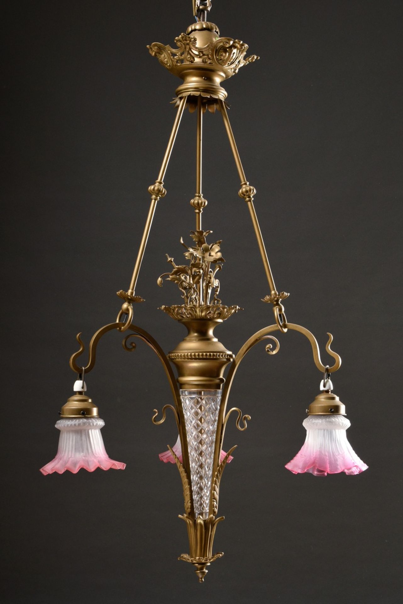 Wilhelminische Deckenlampe mit 3 Glasschirmen, H. 107cm, Ø 58cm, 1 Schirm defekt, 1 Schirm ergänzt - Bild 2 aus 9