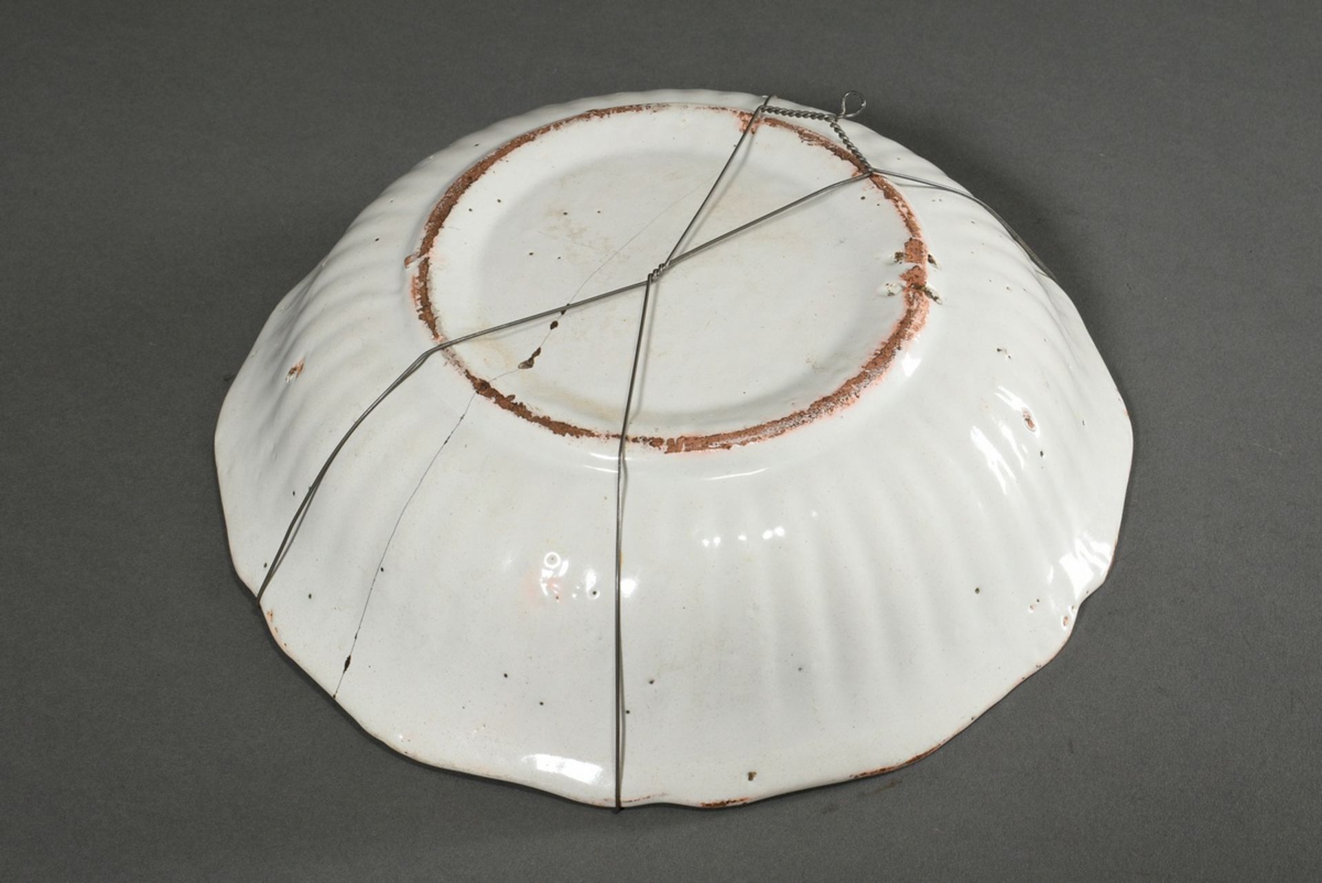 Rural faience bowl with polychrome hot fire colour painting ‘flower’ and wavy rim, h. 9cm, Ø 31cm,  - Image 3 of 5