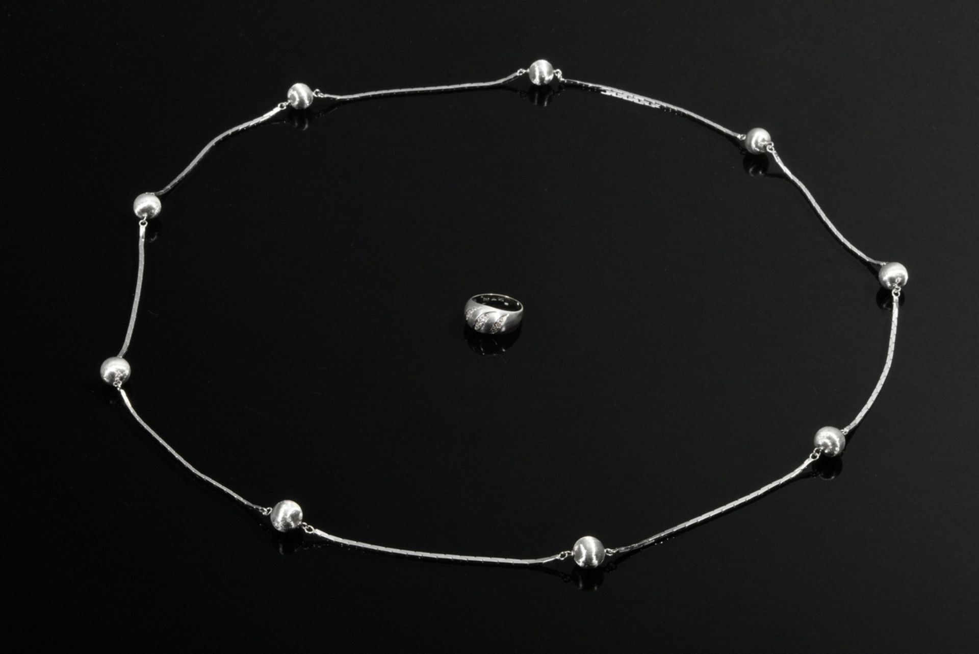 2 Pieces of white gold jewelry: 750 necklace with delicately grooved spheres (32.5g/ 43.5cm) and 58 - Image 2 of 4