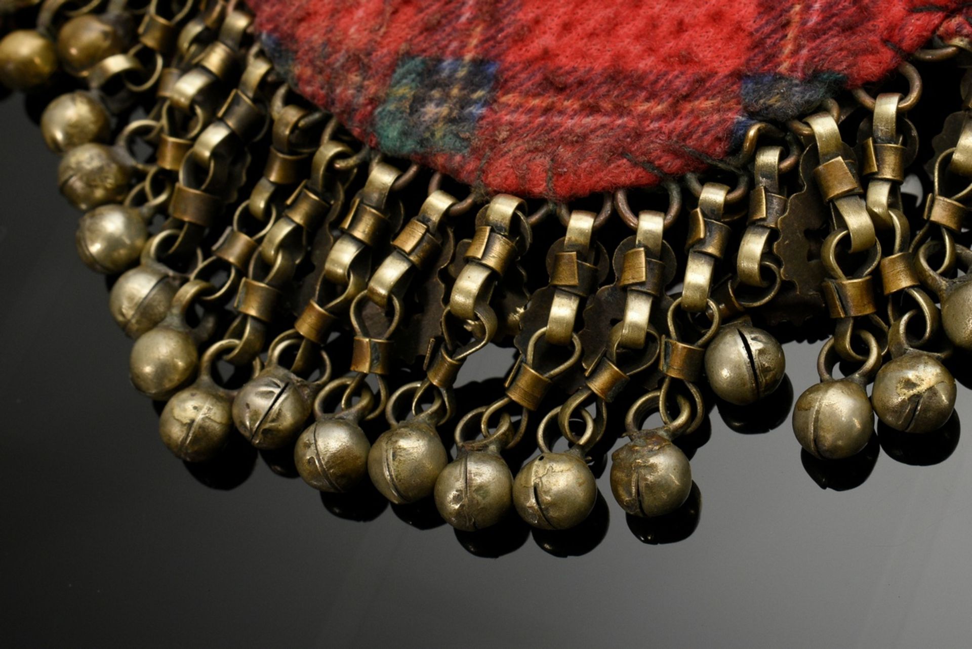 2 Diverse Teile afghanischer Choker und Stirnschmuck mit Glassteinen, Plättchen und Perlen auf Stof - Bild 7 aus 8