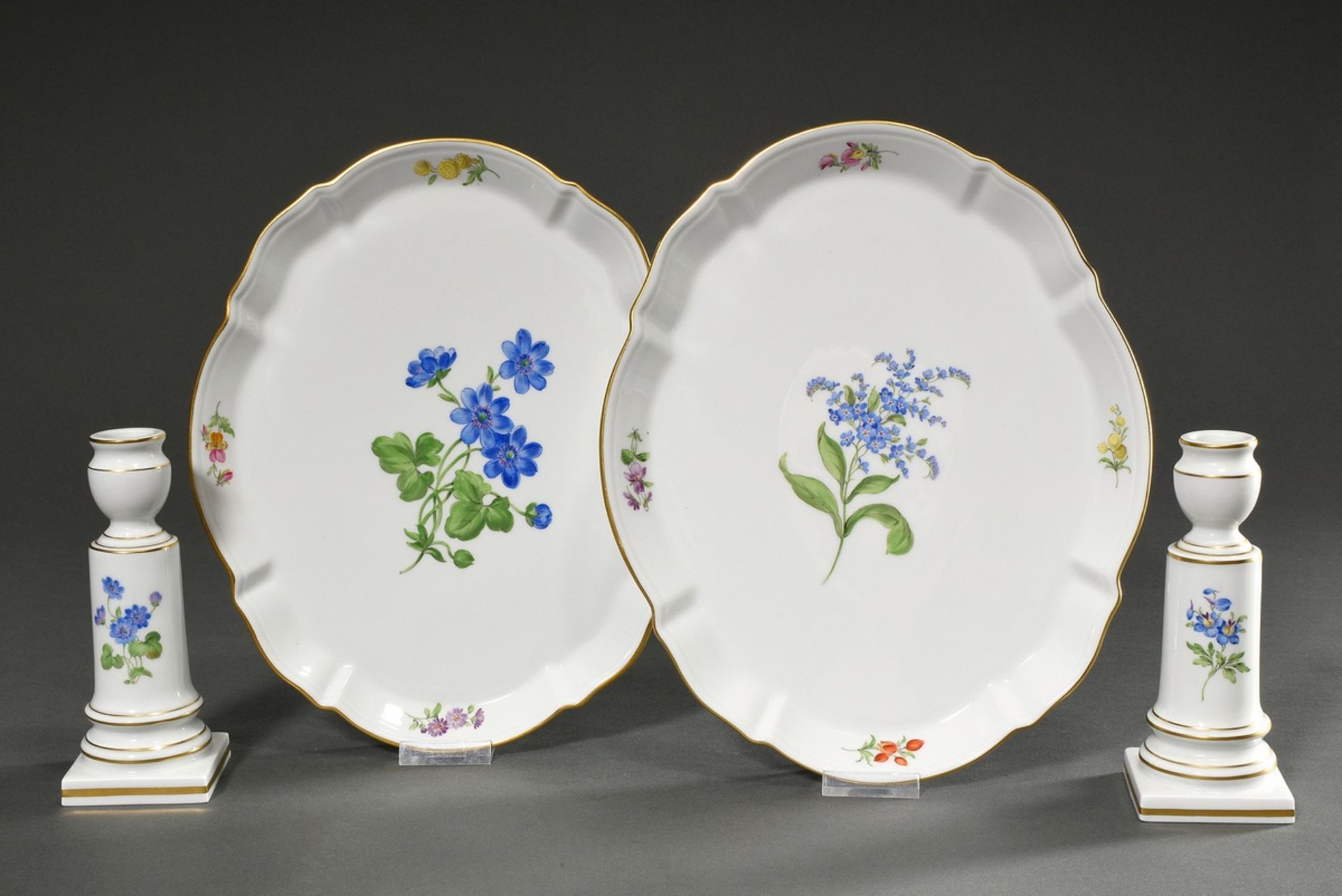 4 Various pieces Meissen "Deutsche Blume", after 1950: 2 oval platters (27x23cm) and 2 candlesticks