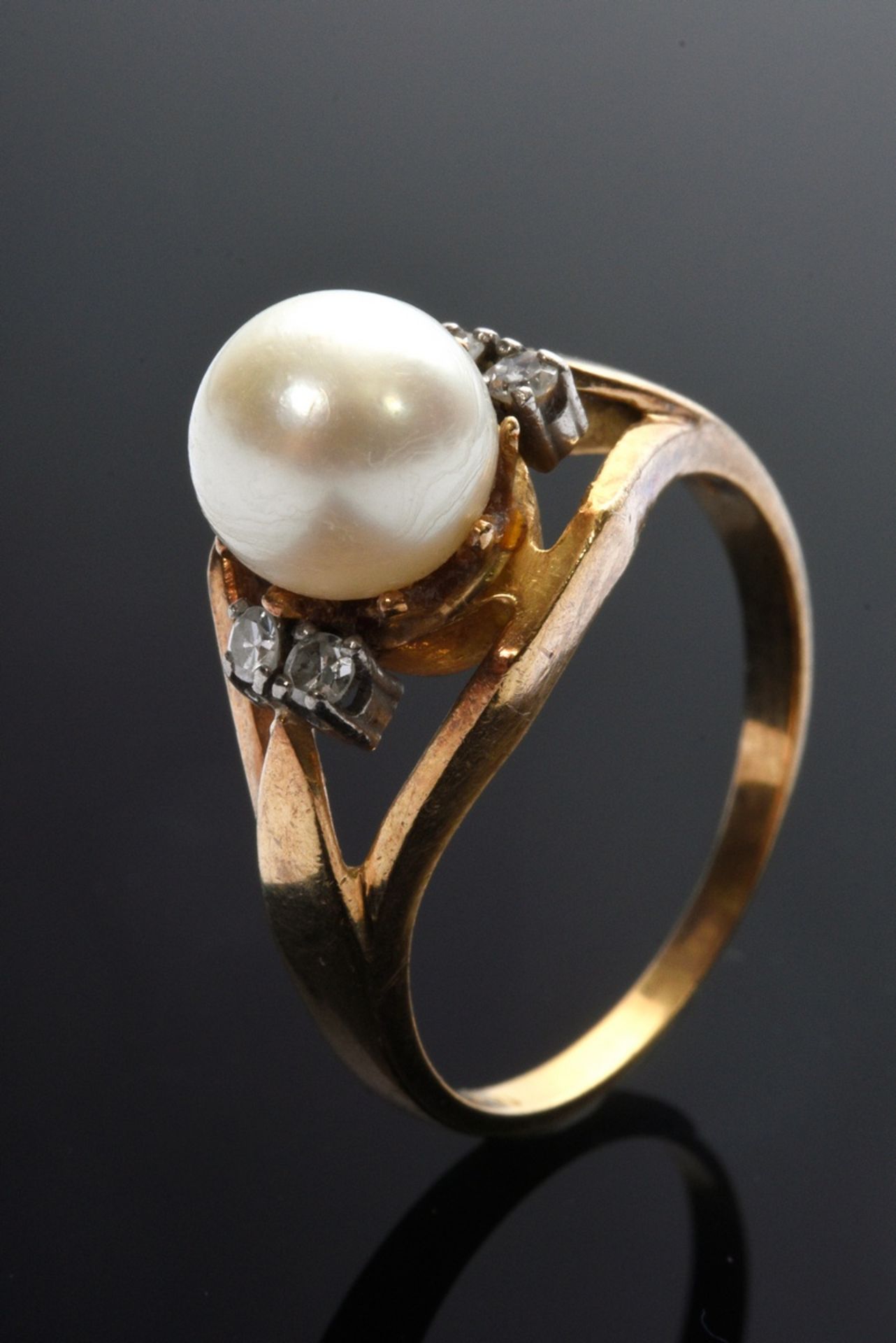 Delicate yellow gold 750 ring with cultured pearl (Ø 7mm, damaged) with octagonal diamonds (total a - Image 3 of 3