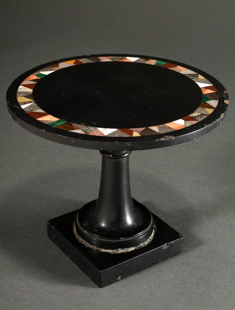 Elegant Pietra Dura tazza or presentoir on a square base with curved shaft and round top, black sto