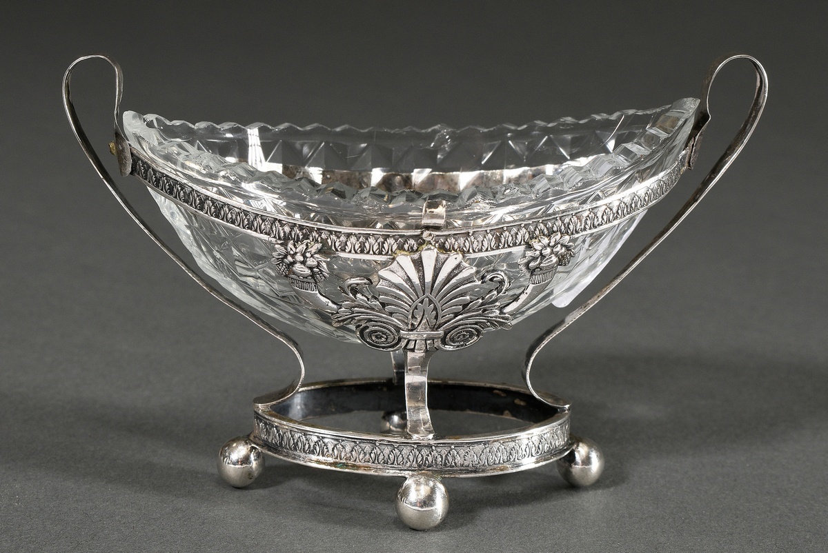 Empire saliere with boat-shaped crystal insert in cut stone in ornamented setting on 4 spherical fe