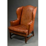 Englischer Ohrensessel, sog. „Grandfather Wingchair“, mit braunem Lederpolster und Messingnägeln au