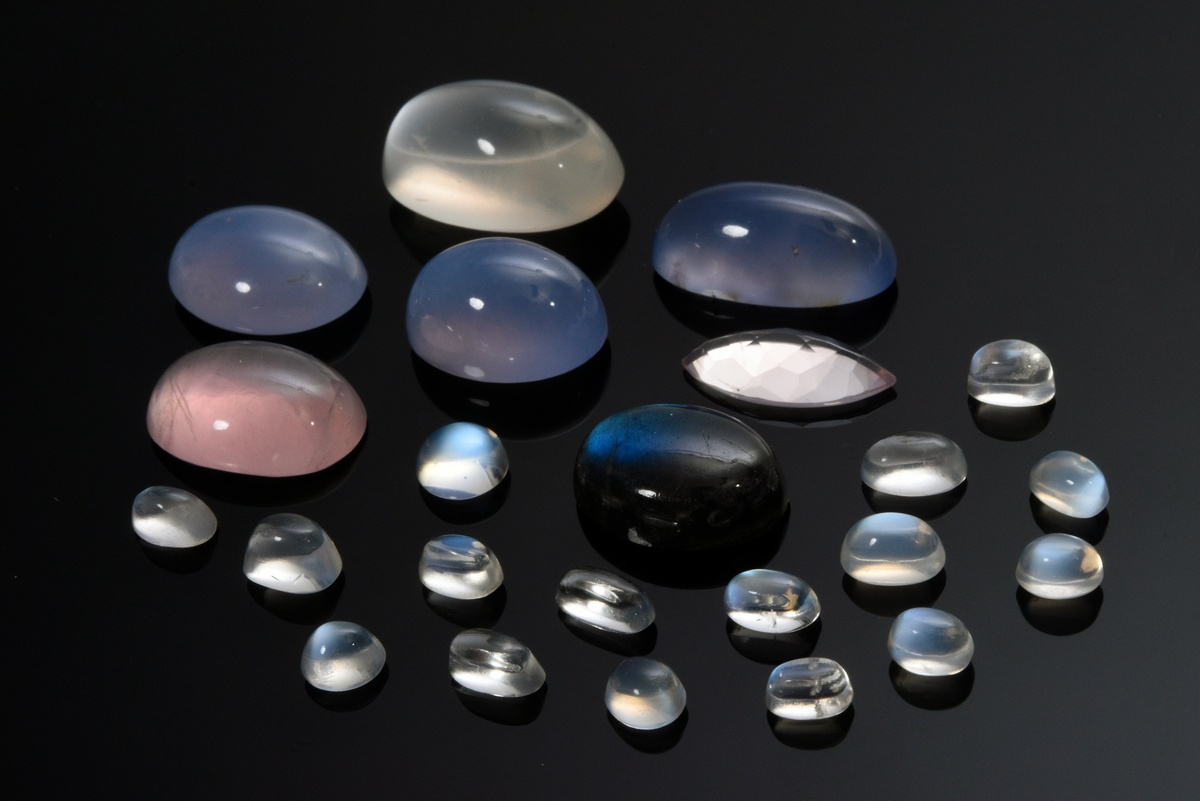 Mixed lot of various unset gemstones: 1 labradorite cabochon (approx. 9.8ct), various rose quartz,  - Image 2 of 2