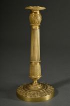 Empire Säulenleuchter in vergoldeter Bronze mit kanneliertem Schaft und Blattfriesen auf rundem Fuß