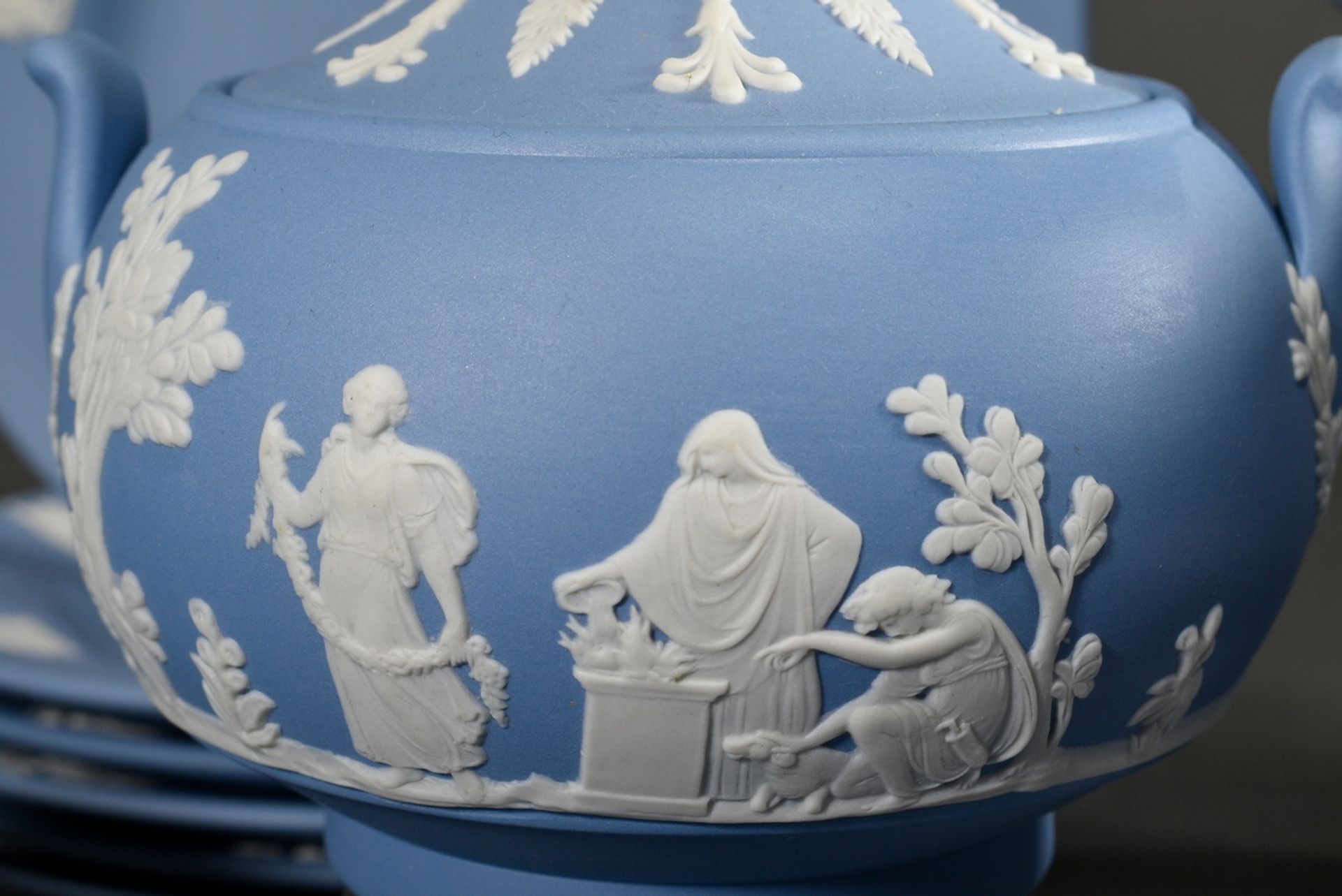 29 Teile Wedgwood Jasperware Teeservice mit klassischen Bisquitporzellan Reliefs auf hellblauem Fon - Bild 4 aus 9