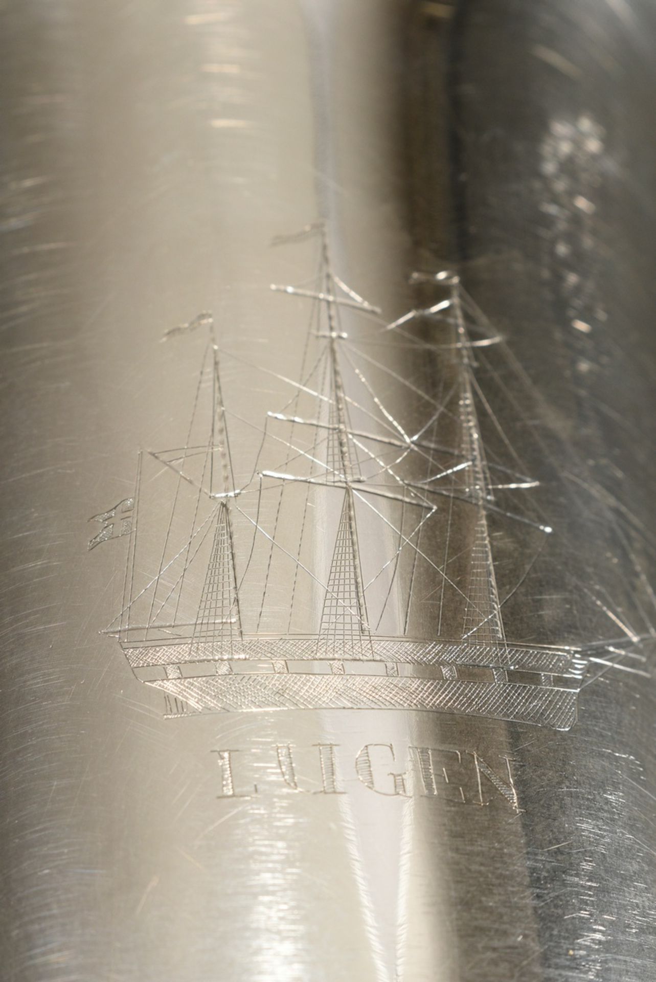 Dänischer Becher in schlichter Façon mit fein gravierter Schiffssilhouette und Schriftzug "Lugen",  - Bild 2 aus 5