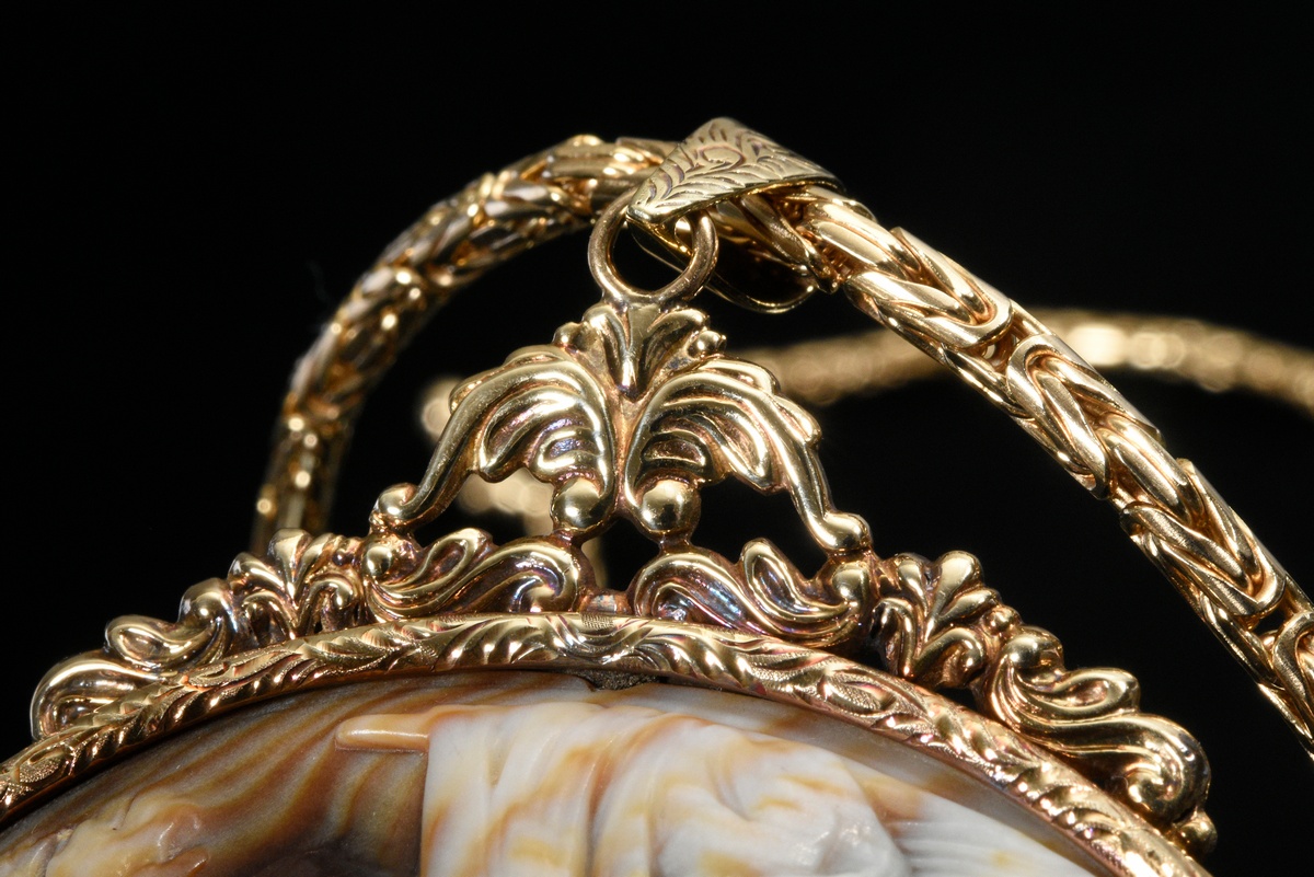 Yellow gold 585 necklace with finely cut horn cameo "mythological scene" in floral setting (37g, 6. - Image 4 of 7